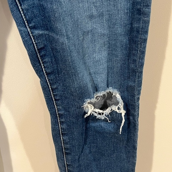 Women’s US 27R AG Medium Wash Distressed The STILT Cigarette Leg Jeans EUC - Picture 6 of 16